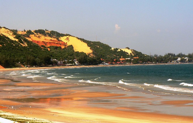 Hòn Rơm Mũi Né cách thành phố Phan Thiết khoảng 30km
