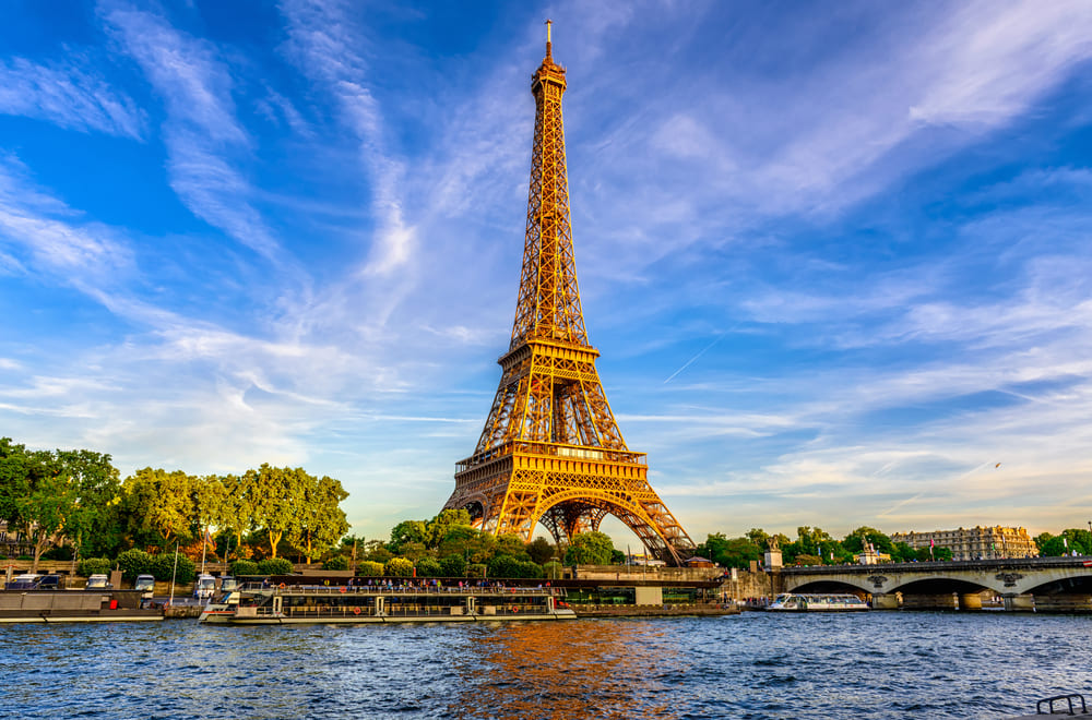 địa điểm du lịch pháp Tháp Eiffel - điểm đến được nghĩ đến đầu tiên mỗi khi nhắc về nước Pháp