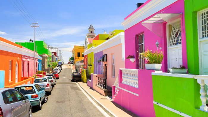 du lịch châu phi hoang dã Bo-Kaap nổi tiếng với các ngôi nhà được sơn màu sắc rực rỡ, tạo nên một bức tranh vô cùng độc đáo và nổi bật