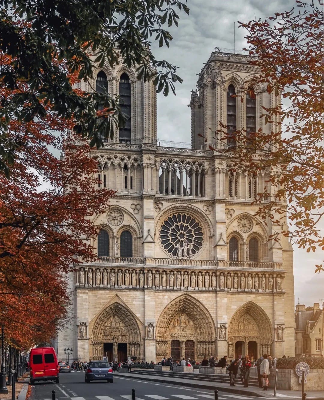 du lịch pháp tự túc Ngắm nhìn kiến trúc Gothic của Nhà thờ Đức Bà Paris