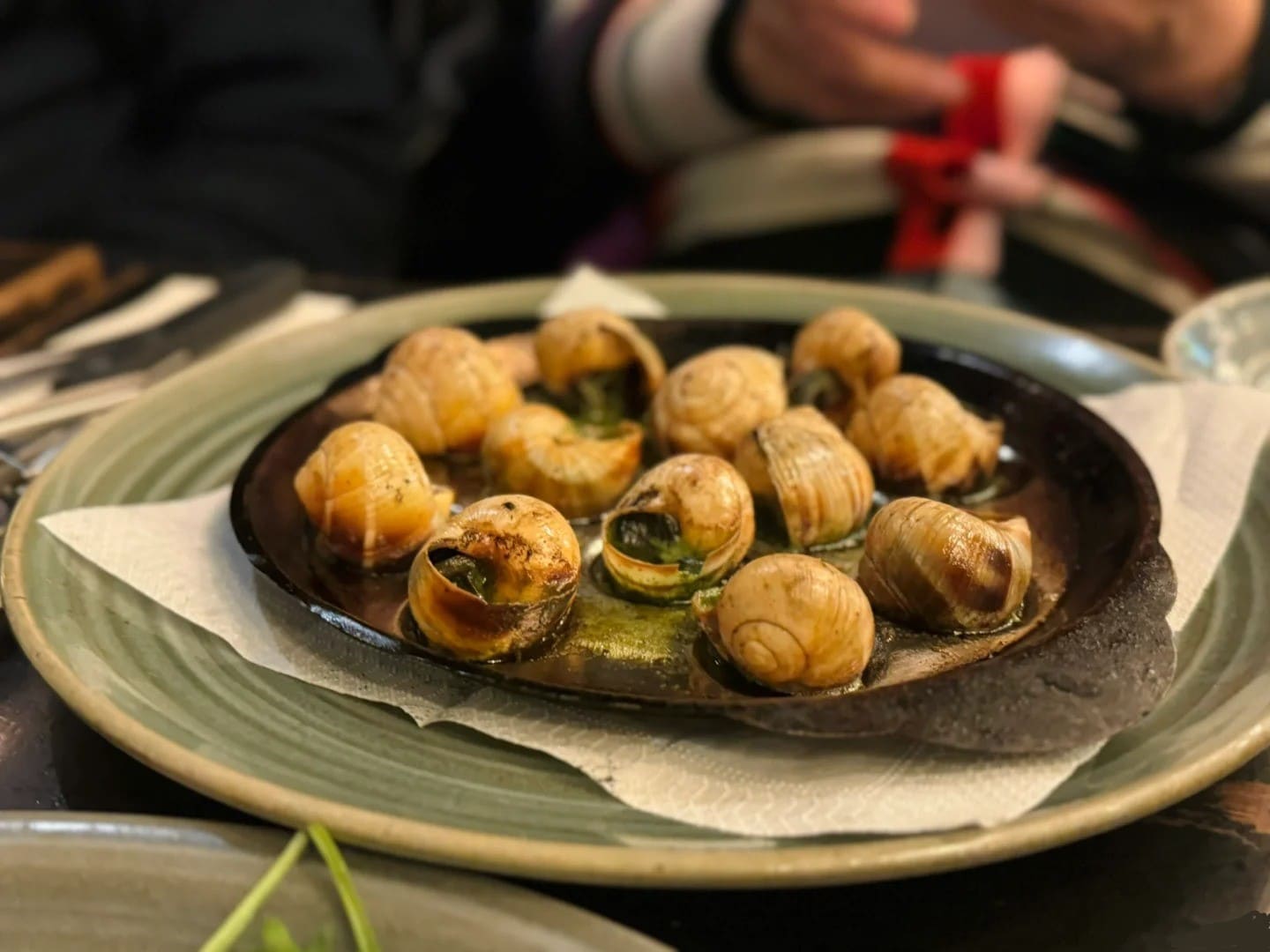 du lịch pháp tự túc Ốc sên nướng (Escargot) - món ngon khó cưỡng khi du lịch Pháp tự túc