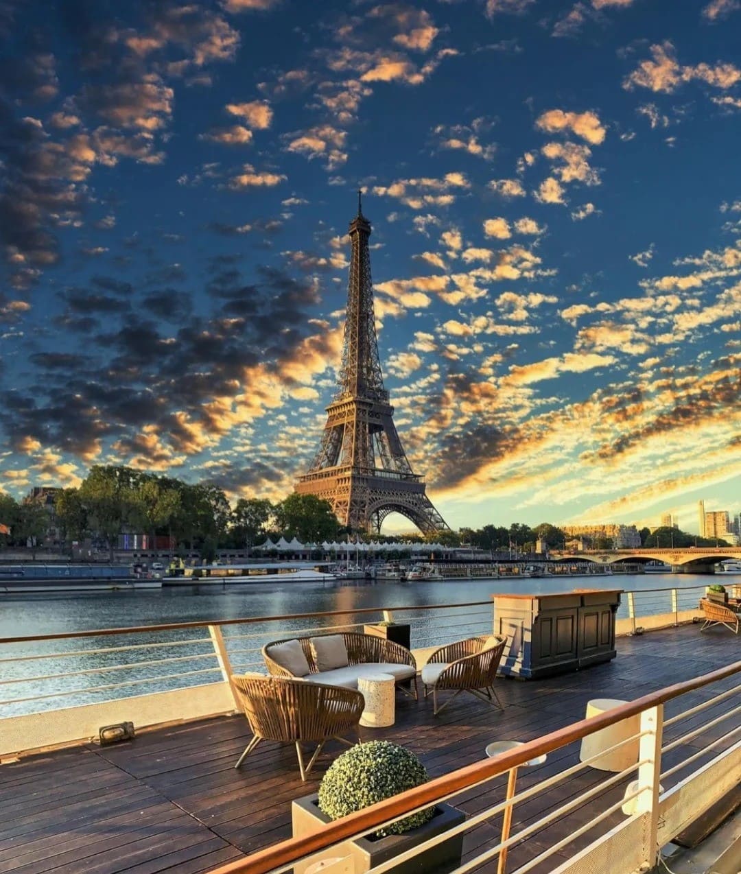 du lịch pháp tự túc Tháp Eiffel - địa điểm check-in hàng đầu khi du lịch Pháp tự túc