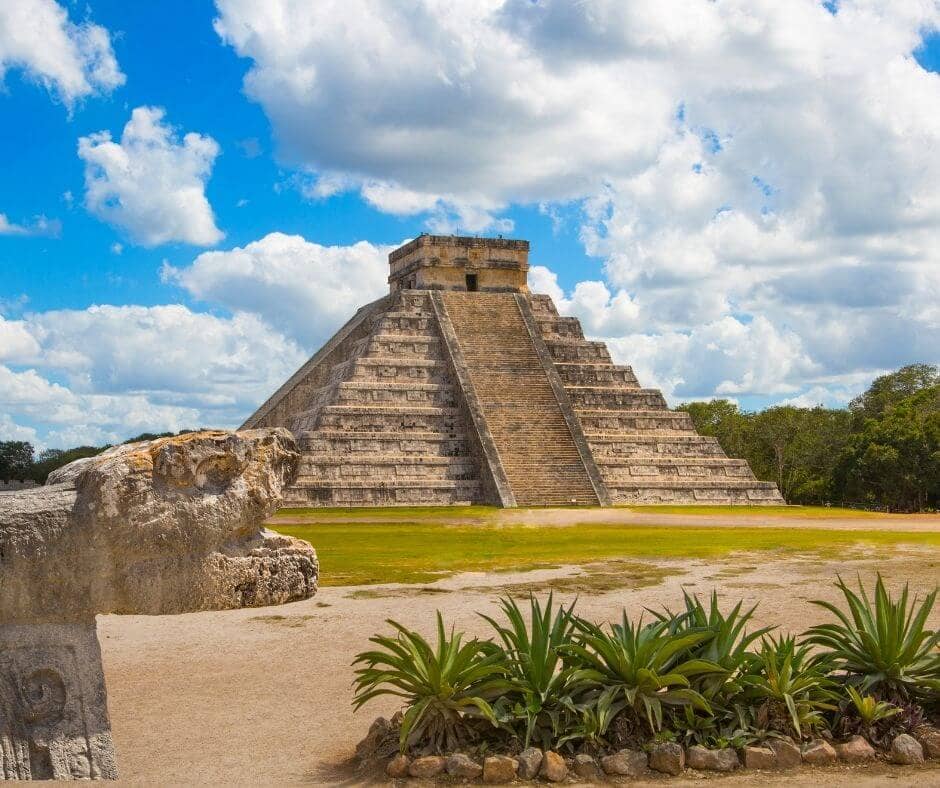 du lịch cancun Chichen Itza còn được biết đến với tên gọi là đền Kukulkan nổi tiếng của Mexico