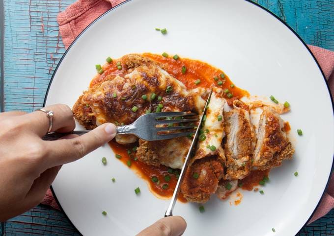 mùa thu ở melbourne Thưởng thức món gà Parmigiana sốt cà chua phô mai thơm ngon
