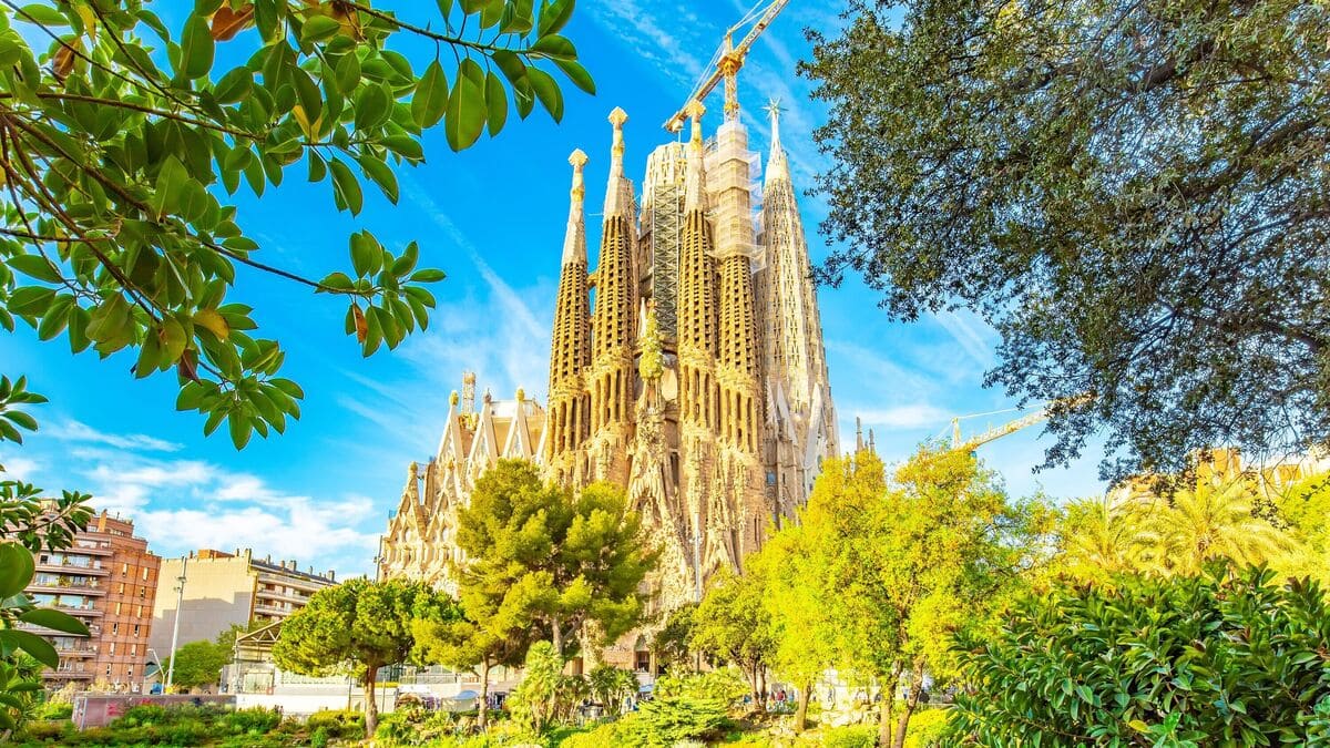 Nhà thờ La Sagrada Familia - một kiệt tác kiến ​​trúc nổi tiếng của Antoni Gaudí