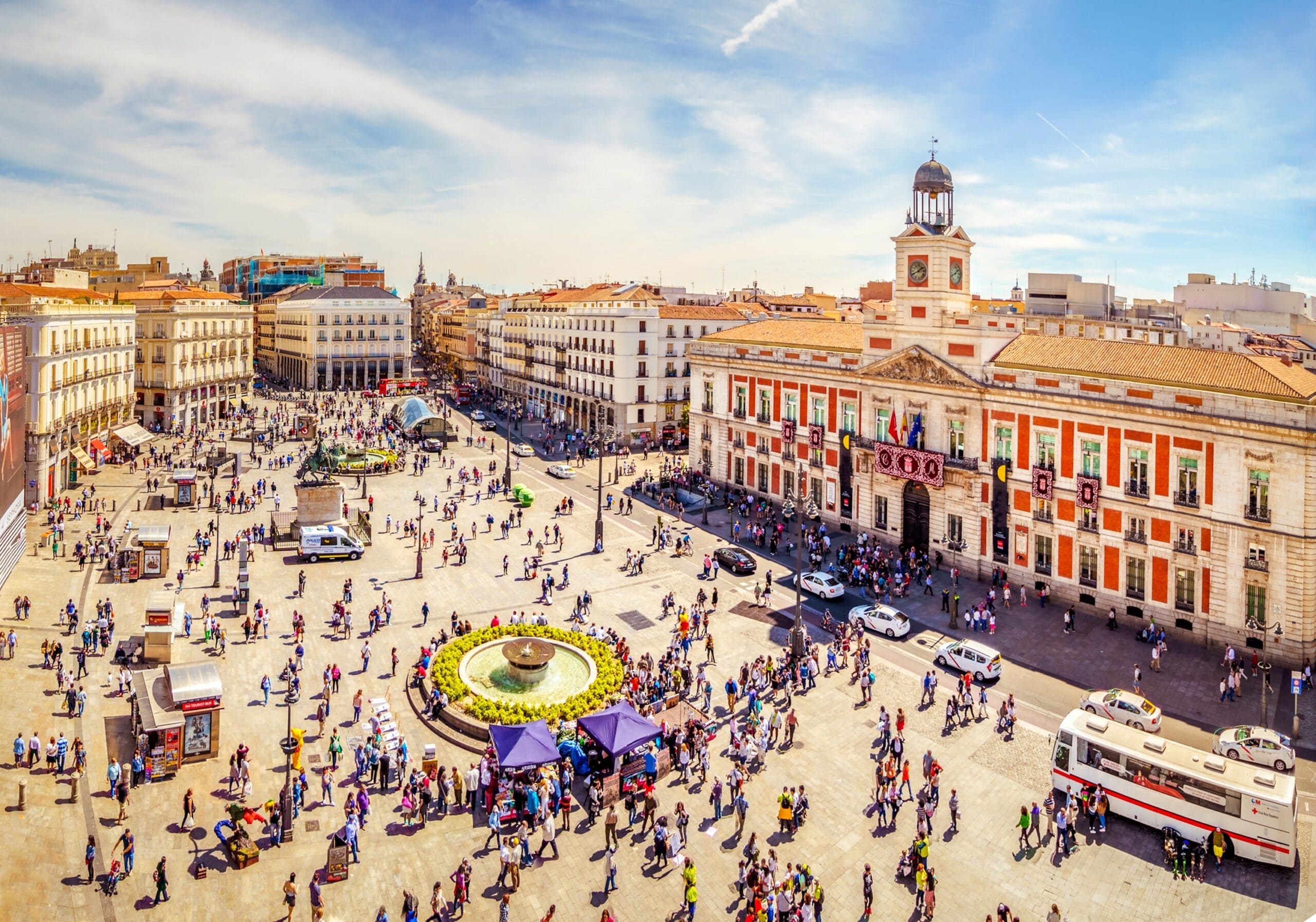 Quảng trường Puerta del Sol - địa điểm nổi bật và sôi động nhất tại Madrid