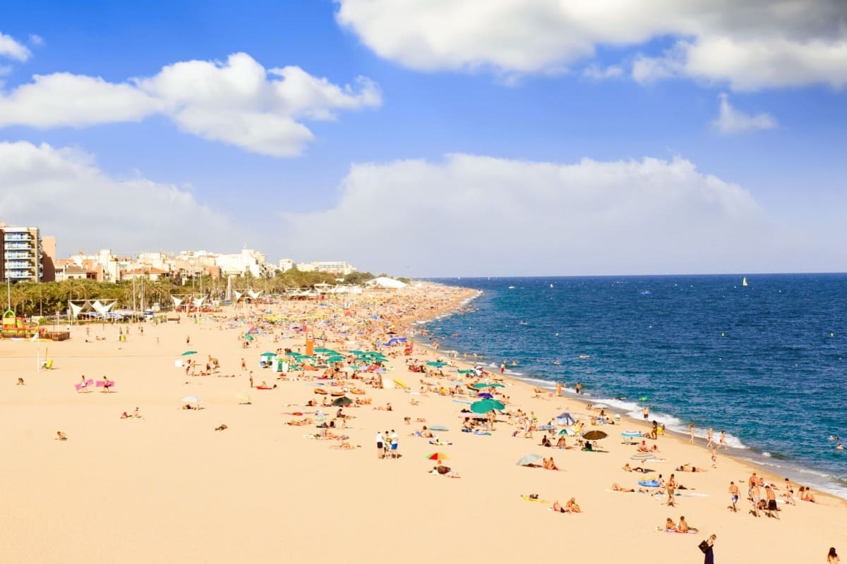 Bãi biển Barceloneta thu hút du khách với cát vàng, nước biển trong xanh và nhiều hoạt động giải trí