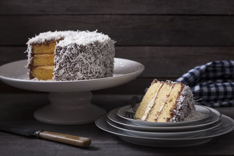 ẩm thực úc Lamington - bánh bông lan mềm mịn hòa quyện với lớp dừa non béo ngậy