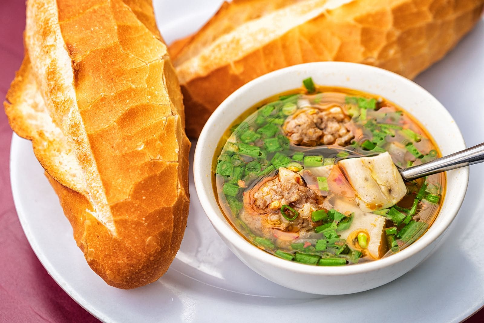 du lịch đà lạt Bánh mì xíu mại - món ăn đặc trưng của ẩm thực Đà Lạt