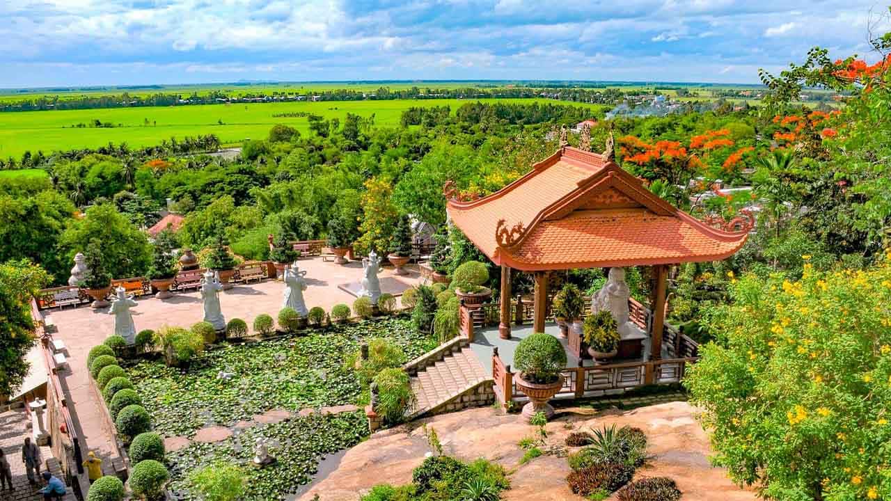 Khung cảnh thanh bình, thiên nhiên xanh mướt
