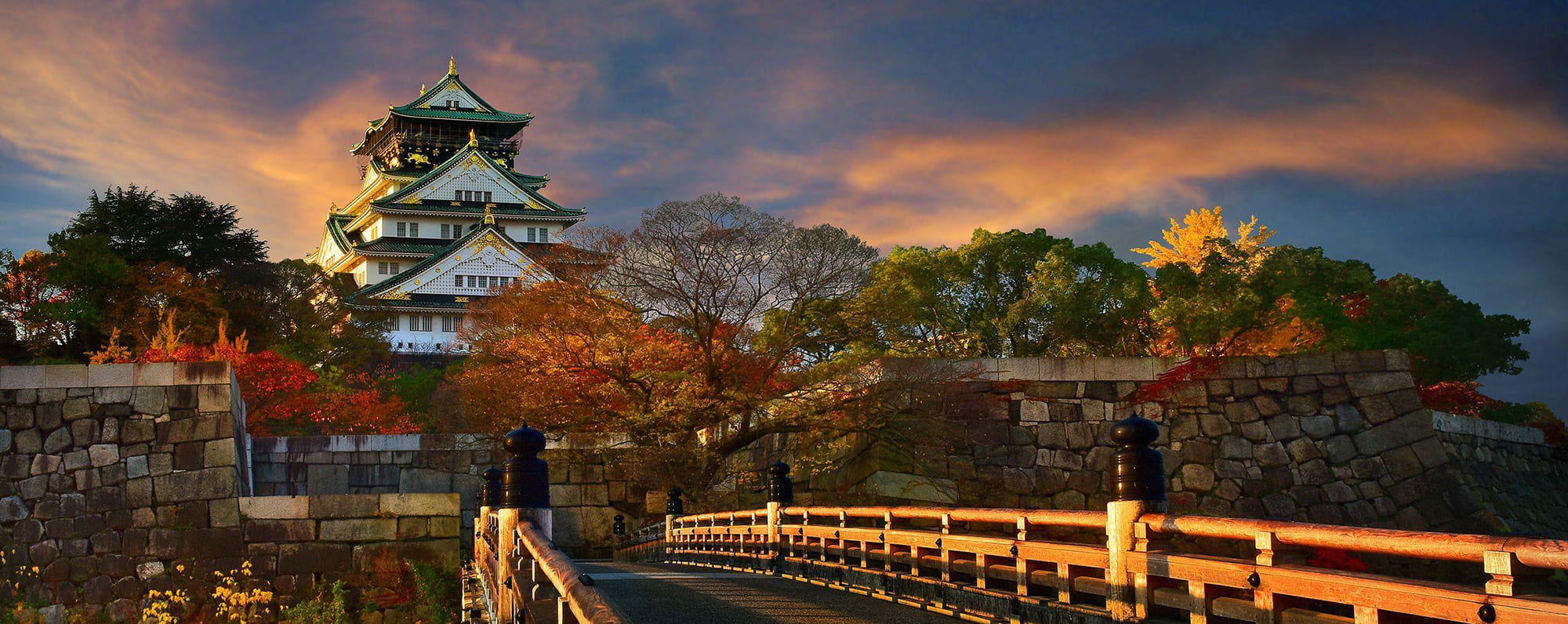 lâu đài osaka Cầu Gokurakubashi hòa quyện với khung cảnh thiên nhiên tạo nên bức tranh tuyệt đẹp