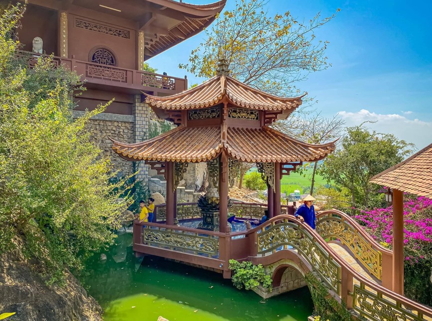 Không gian chùa thoáng đãng, trong lành, mát mẻ quanh năm