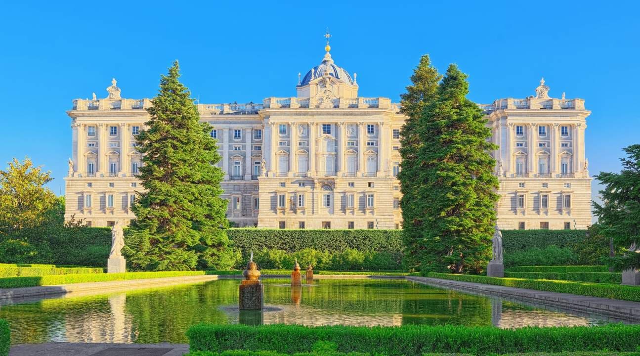 Cung điện Hoàng gia (Palacio Real) - biểu tượng lịch sử và văn hóa quan trọng nhất của Tây Ban Nha