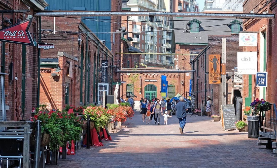 du lịch toronto tự túc Khu Distillery District - khu thương mại được thiết kế kết hợp giữa lịch sử và hiện đại