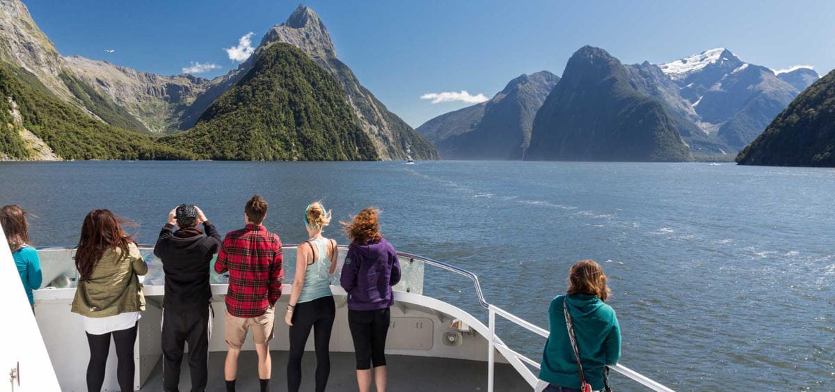 milford sound Du ngoạn trên thuyền và ngắm cảnh sắc hùng vĩ của vịnh Milford Sound