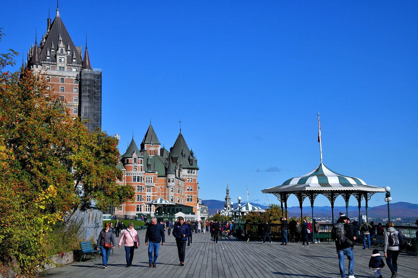 Dufferin Terrace là lối đi dạo ven sông với tầm nhìn tuyệt đẹp ra Quebec và Château Frontenac