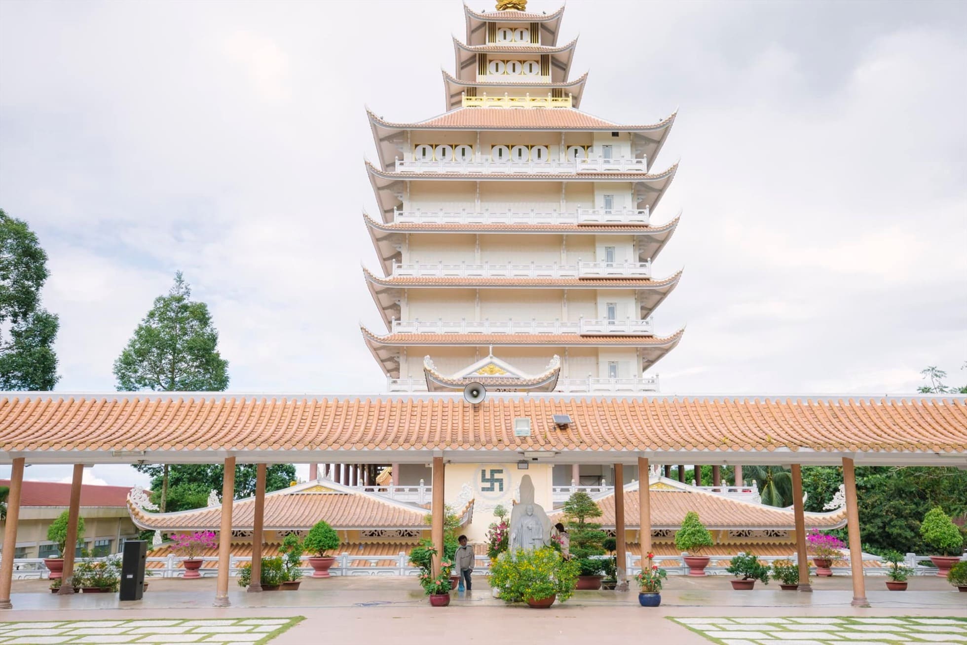Chùa Vạn Linh nổi bật với kiến trúc bề thế và uy nghi