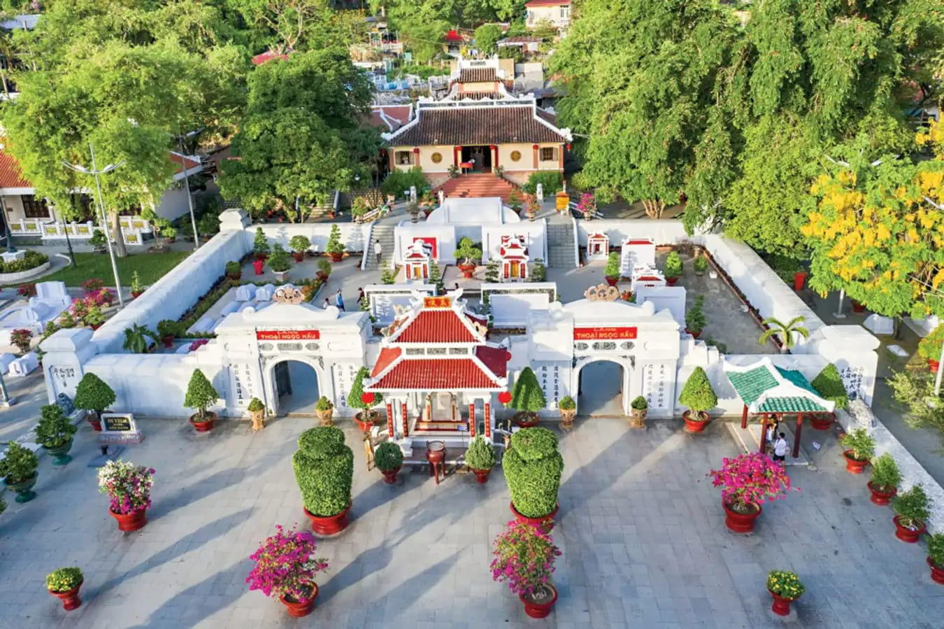 lăng thoại ngọc hầu Lăng Thoại Ngọc Hầu uy nghiêm và bề thế thể hiện được lòng tôn kính của người dân đối với vị anh hùng dân tộc