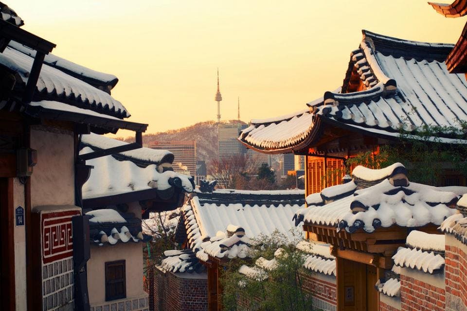 du lịch hàn quốc mùa đông Mùa đông ở làng cổ Hanok Bukchon khoác lên mình một tấm áo trắng tuyết xinh đẹp