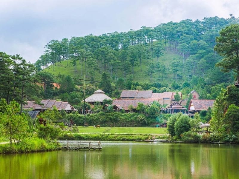 du lịch đà lạt Làng Cù Lần nép mình trong núi rừng thiên nhiên xanh mướt