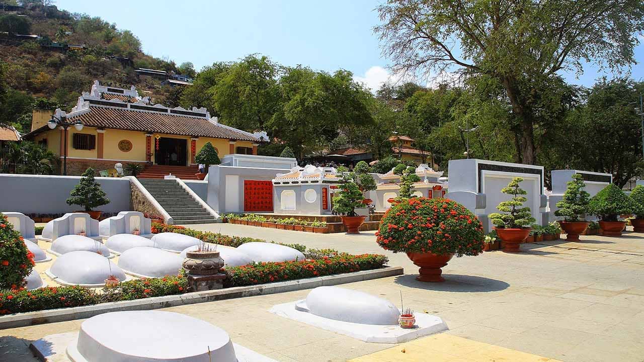 lăng thoại ngọc hầu Lăng Thoại Ngọc Hầu - di tích lịch sử nổi tiếng ở Châu Đốc, An Giang