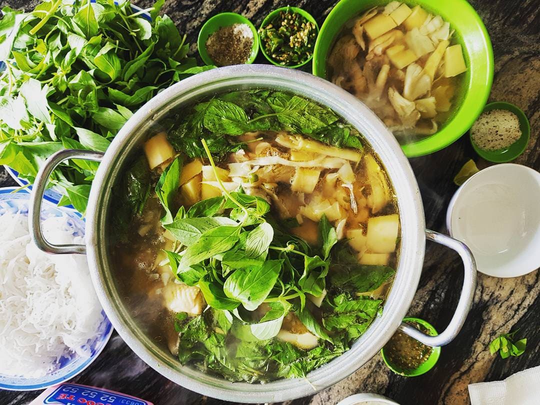 du lịch đà lạt Thời tiết se lạnh rất thích hợp thưởng thức nồi lẩu gà lá é làm ấm cơ thể