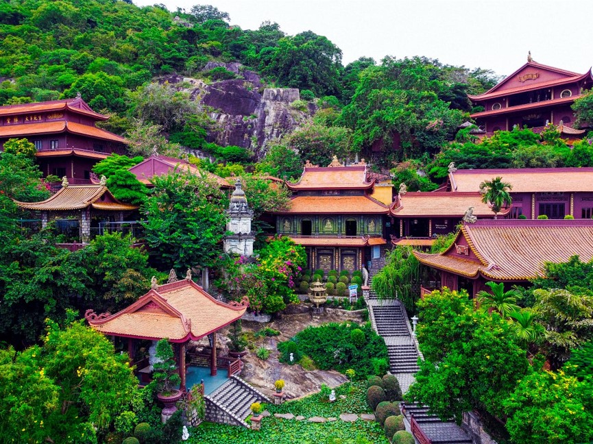 Tượng thờ Thanh Xà – Bạch Xà ở Chùa Hang mang đến sự bình an và may mắn cho người dân