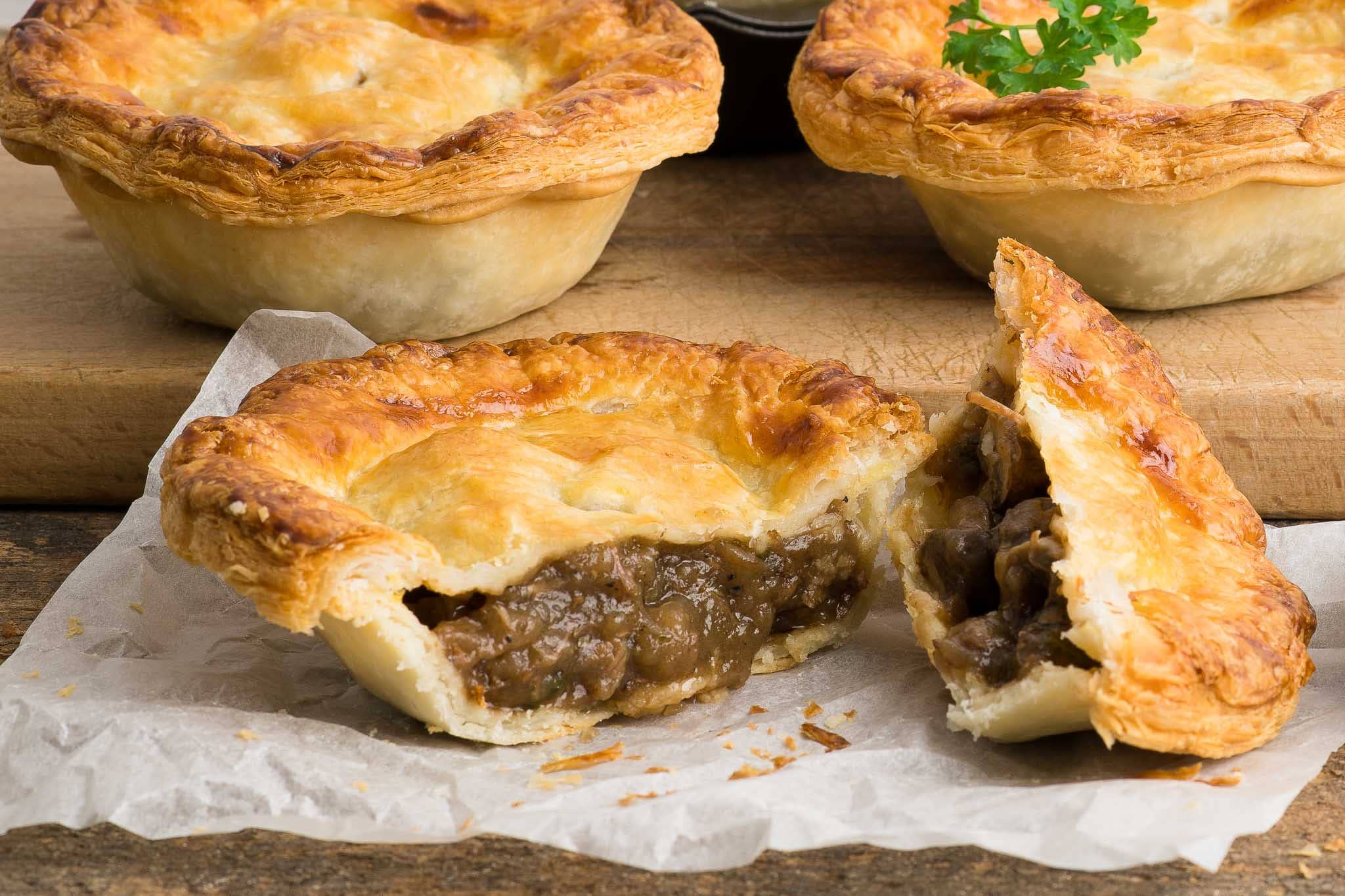 ẩm thực úc Meat Pie - được ví như hamburger của người dân nước Úc