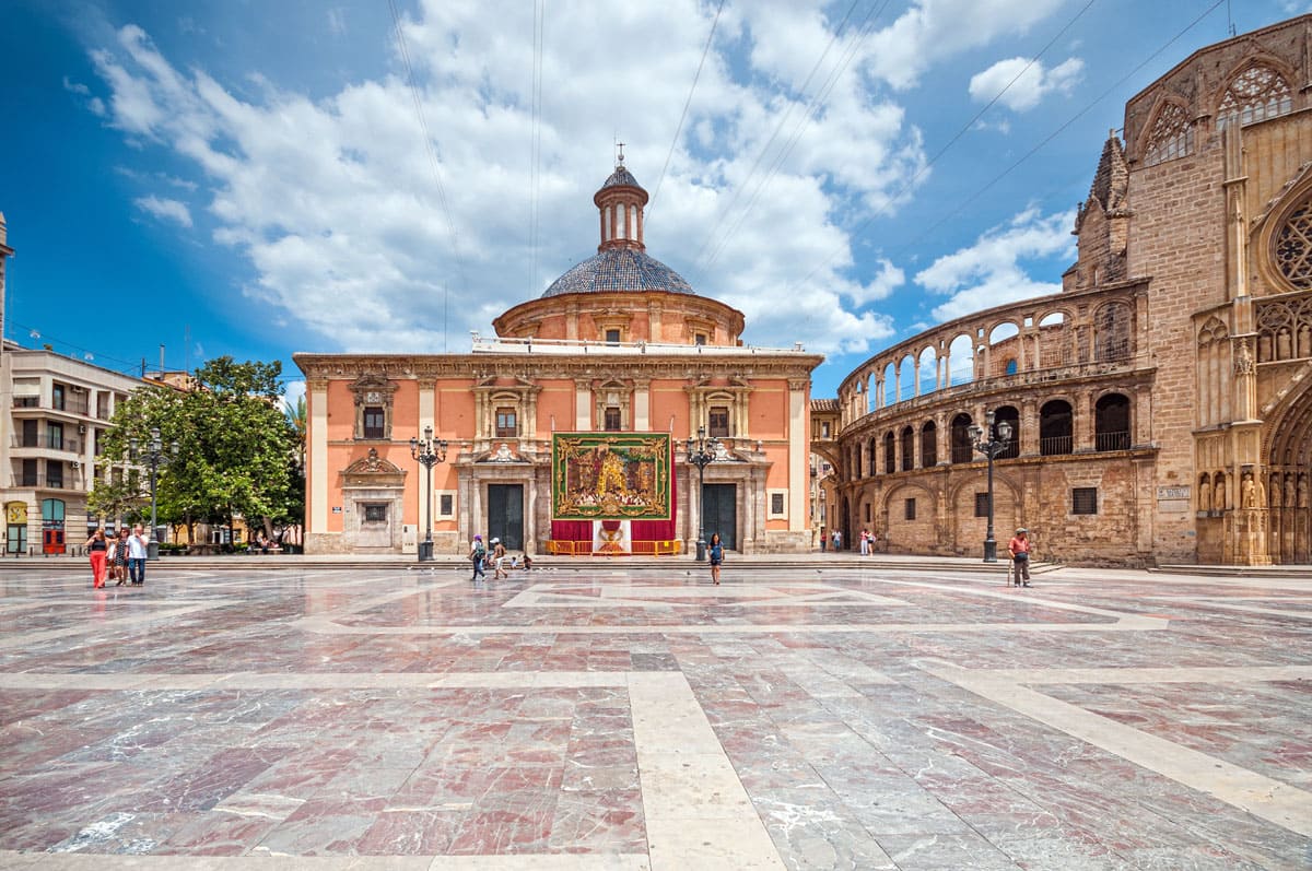 du lịch valencia Nhà thờ Valencia (La Catedral de Valencia) là công trình kiến trúc độc đáo, pha trộn phong cách Roman và Gothic