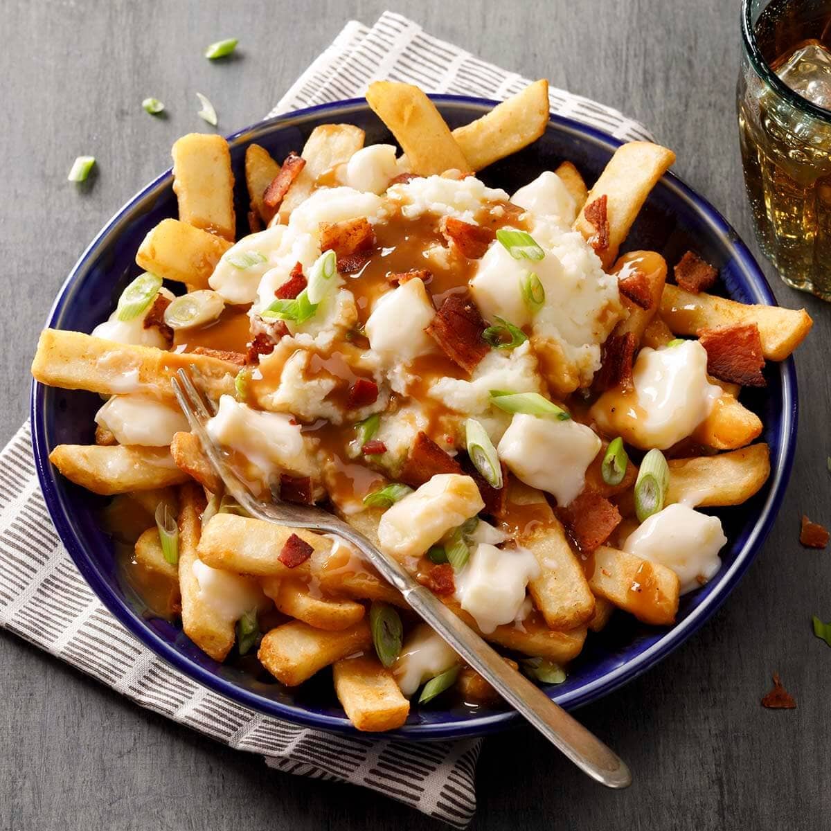 ẩm thực canada Poutine – Món ăn quốc hồn quốc túy của ẩm thực Canada