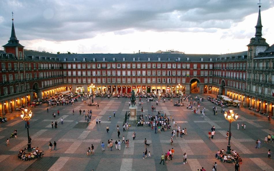 Quảng trường Plaza Mayor - điểm tham quan nổi tiếng nhất khi du lịch Madrid