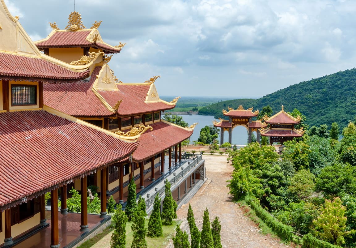 du lịch đà lạt Thiền viện Trúc Lâm - ngôi chùa trang nghiêm ẩn mình giữa núi rừng hoang sơ