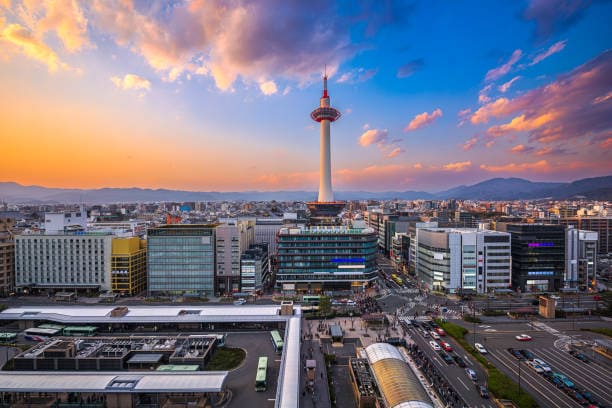 tháp kyoto Hoàng hôn, khi ánh nắng mặt trời nhuộm và cả thành phố thời điểm đẹp nhất để chiêm ngưỡng tháp Kyoto