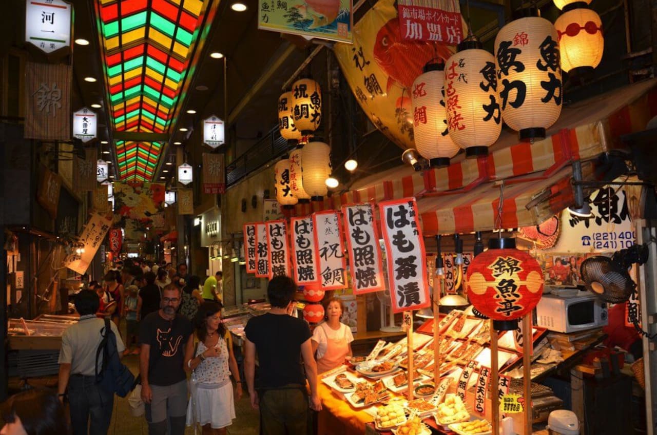 chợ nishiki Dạo bước qua từng gian hàng tại chợ Nishiki: Khám Phá hương sắc ẩm Thực Kyoto
