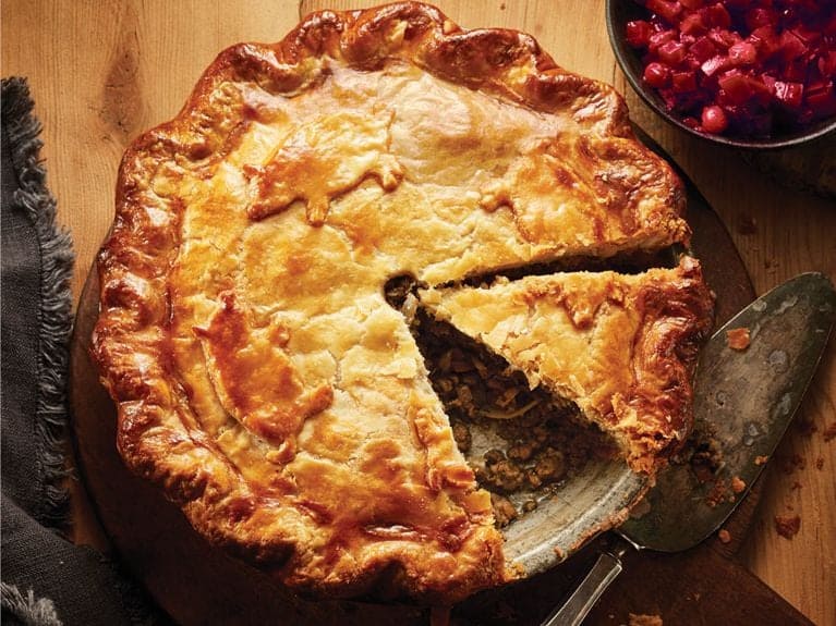 ẩm thực canada Tourtiere – bánh nướng nhân thịt đậm chất Quebec