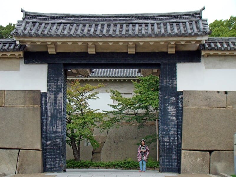 lâu đài osaka Cổng Otemon vẫn giữ nét cổ kính, mang đậm dấu ấn lịch sử Nhật Bản