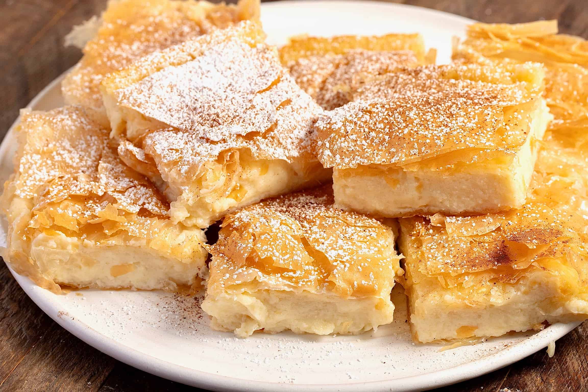 Bougatsa với lớp vỏ giòn tan, nhân sữa béo ngậy đầy mê hoặc