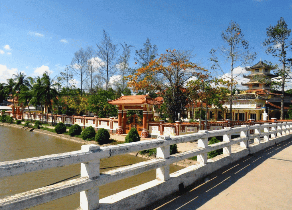 Cung đường đến Chùa Tuyên Linh khá dễ đi, đường xá rộng rãi và thoải mái