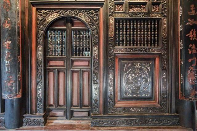 nhà cổ huỳnh phủ Hoa văn ngôi nhà gợi nhớ cuộc sống nông thôn Nam Bộ với cua, tôm, cá, cò, kỳ lân, phụng và hoa quả địa phương