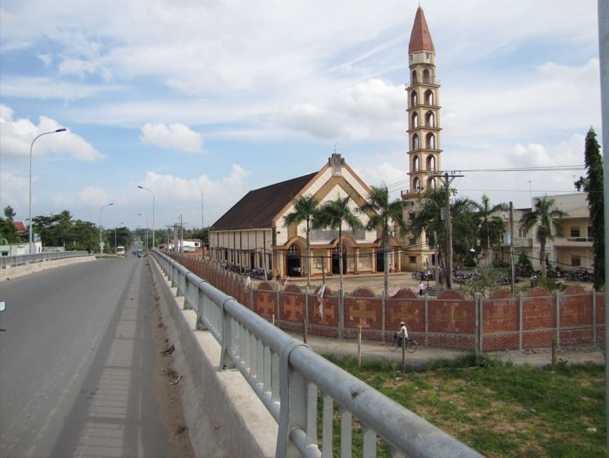 Nhà thờ Cái Mơn cách trung tâm thành phố Bến Tre khoảng 28 km