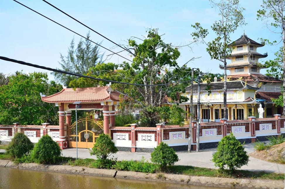 Kiến trúc chùa bề thế nổi bật giữa khung cảnh thiên nhiên xanh mát