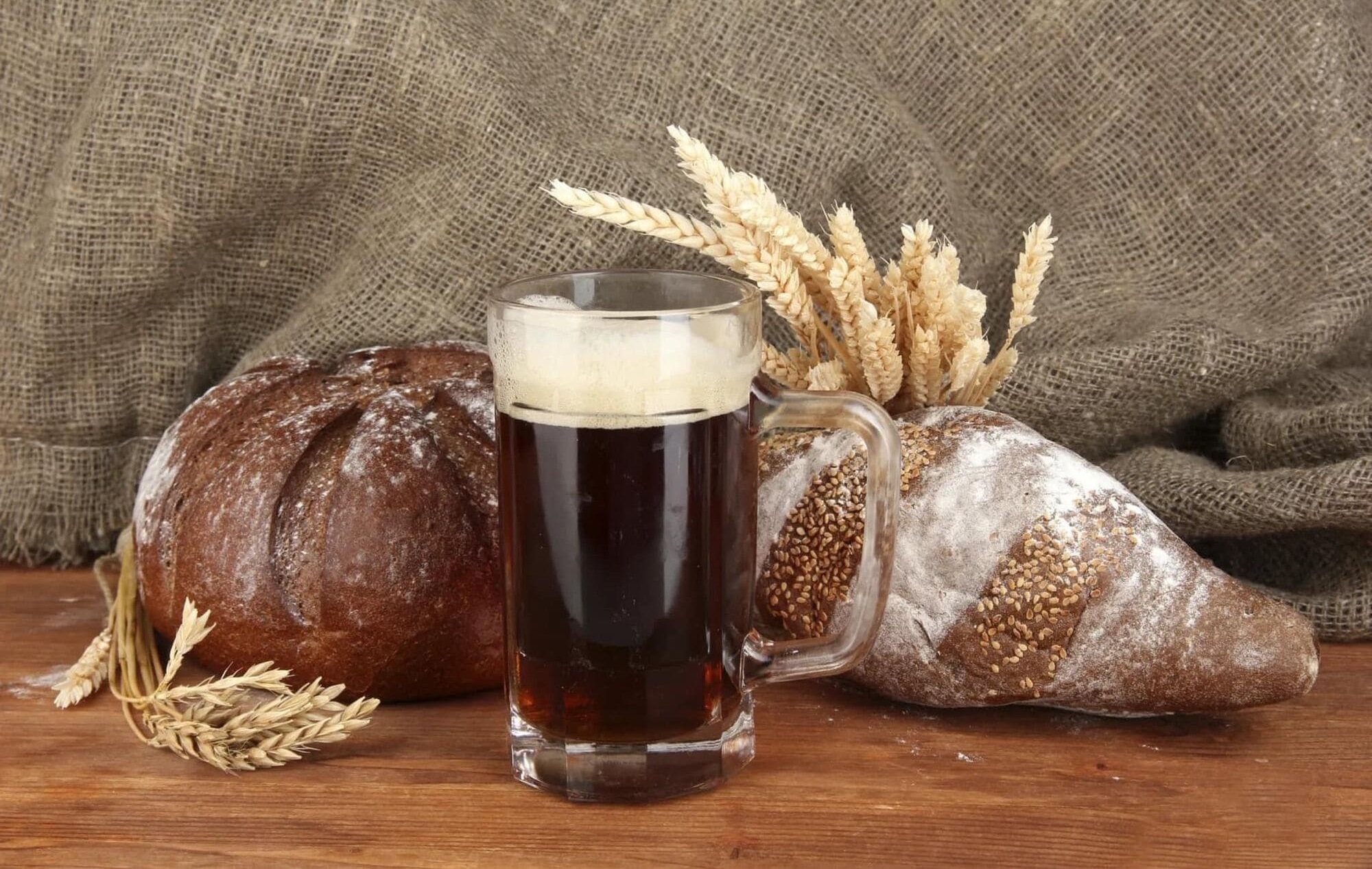 ẩm thực latvia Kvass - thức uống giải khát từ bánh mì lúa mạch đen lên men