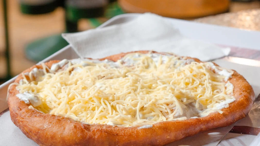 ẩm thực hungary Lángos - món bánh mì truyền thống không thể bỏ lỡ khi đến Hungary