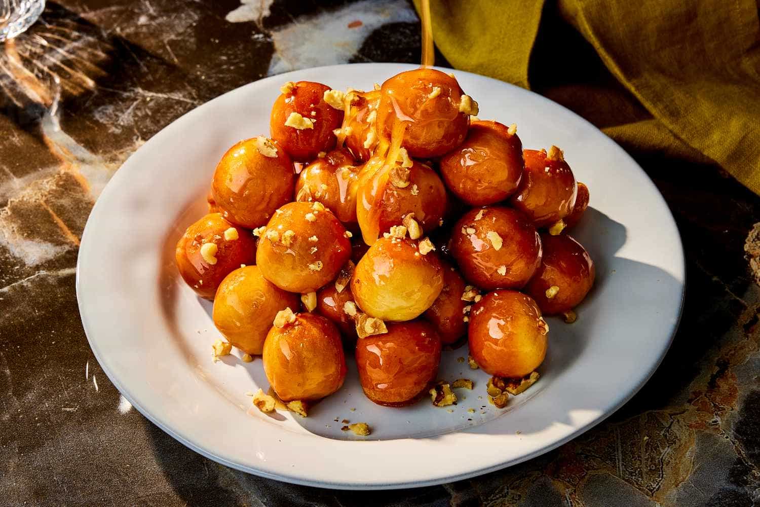 Loukoumades chiên giòn được phủ lớp mật ong ngọt ngào, thơm lừng