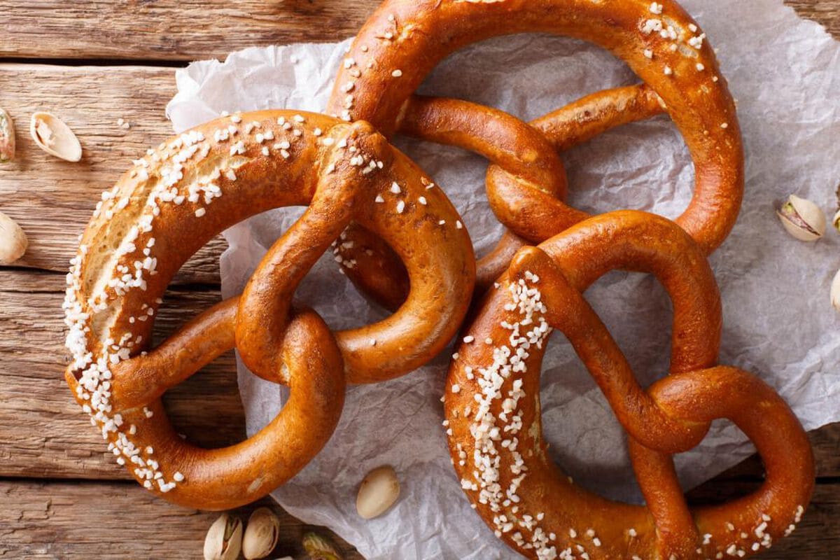 ẩm thực áo Pretzel là món bánh quy giòn có hình xoắn độc đáo