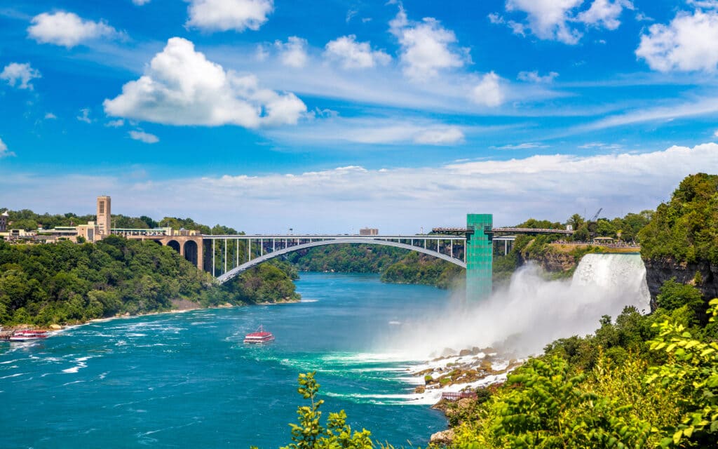 Rainbow Bridge - cầu Cầu Vồng nối hai quốc gia Canada và Mỹ nằm giữa khung cảnh thiên nhiên hùng vĩ