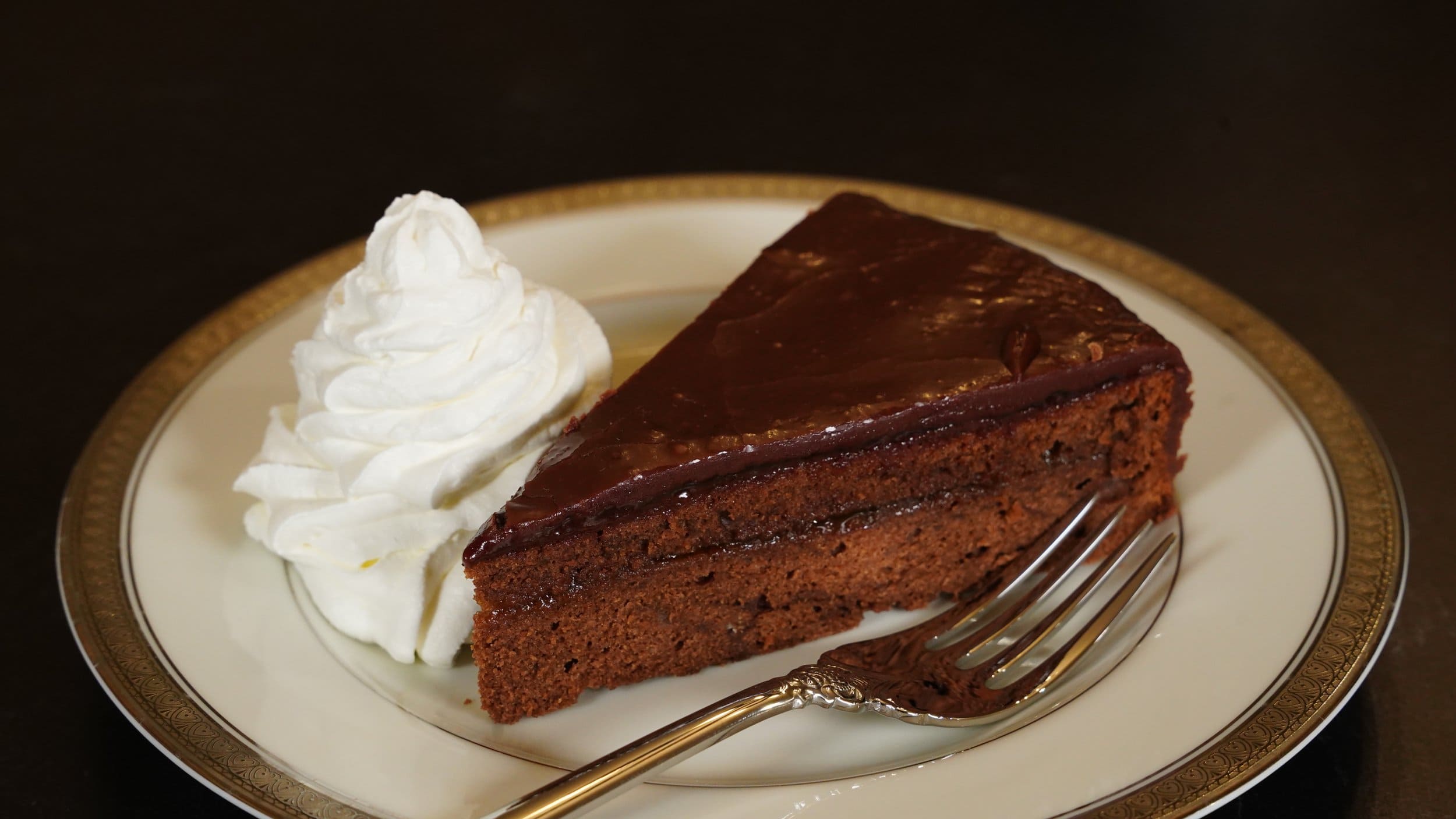 ẩm thực áo Sachertorte - món tráng miệng biểu tượng nổi tiếng của ẩm thực Áo