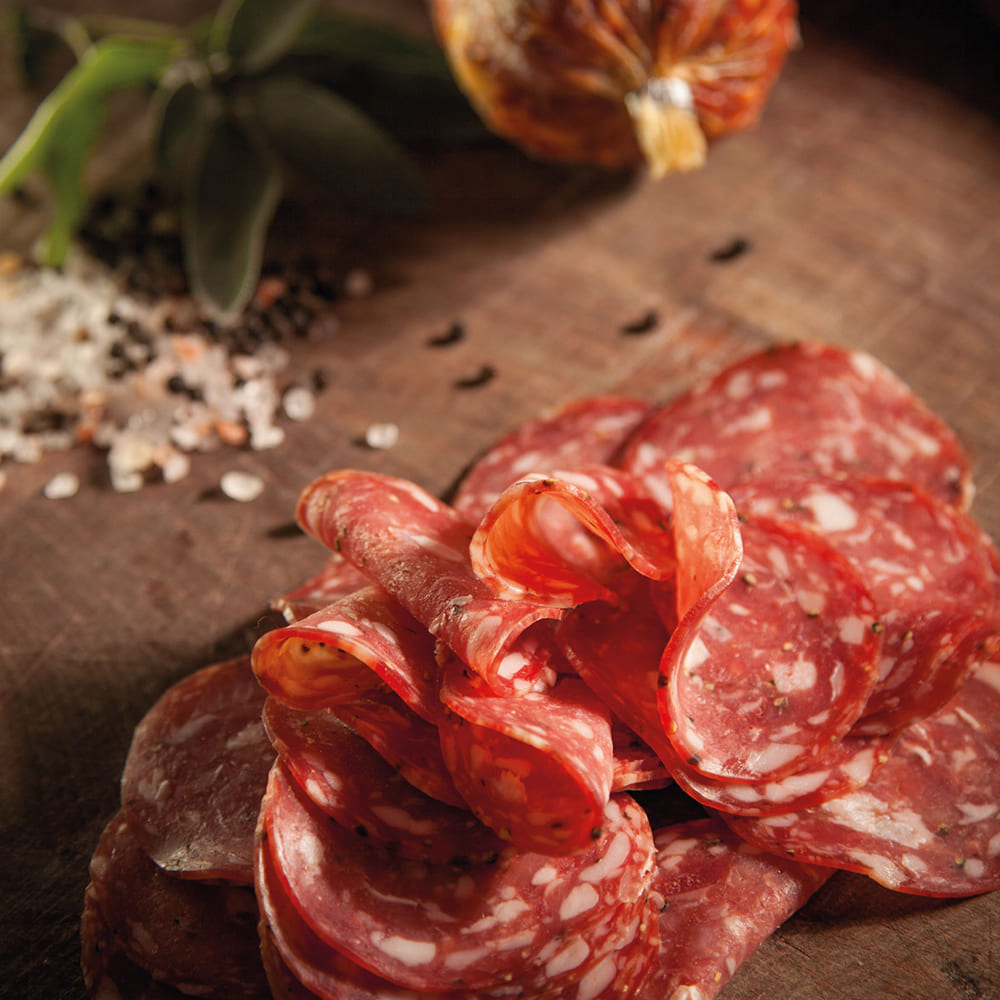 ẩm thực hungary Salami Hungary ăn cùng với bánh mì là sự kết hợp vô cùng hoàn hảo