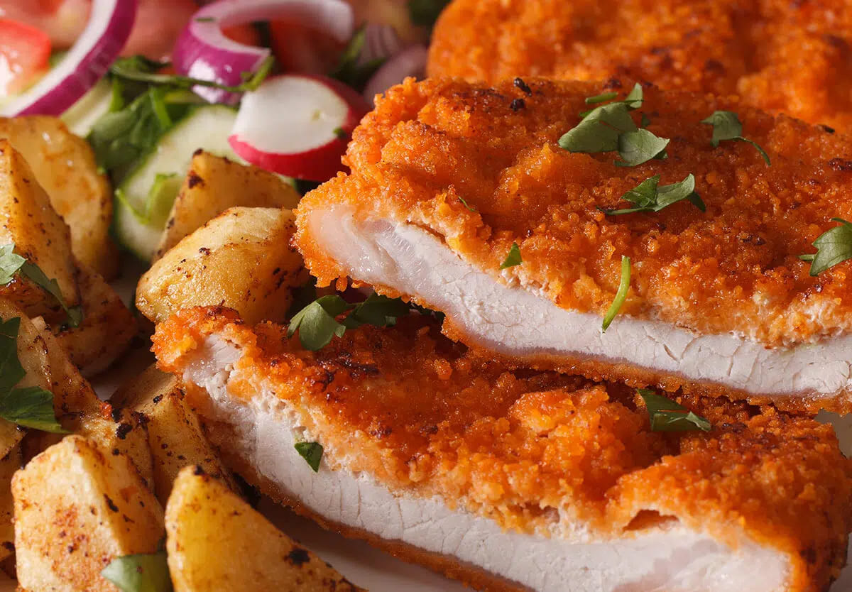 Món Schnitzel giòn tan bên ngoài với hương vị đậm đà khó cưỡng