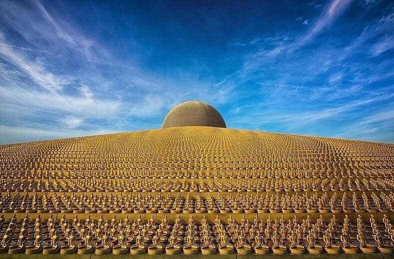 wat phra dhammakaya Maha Dhammakaya Cetiya là tháp chính, biểu tượng với 300.000 tượng Phật vàng